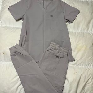 Figs brand (high waisted Zamora jogger bottoms and Catarina top)